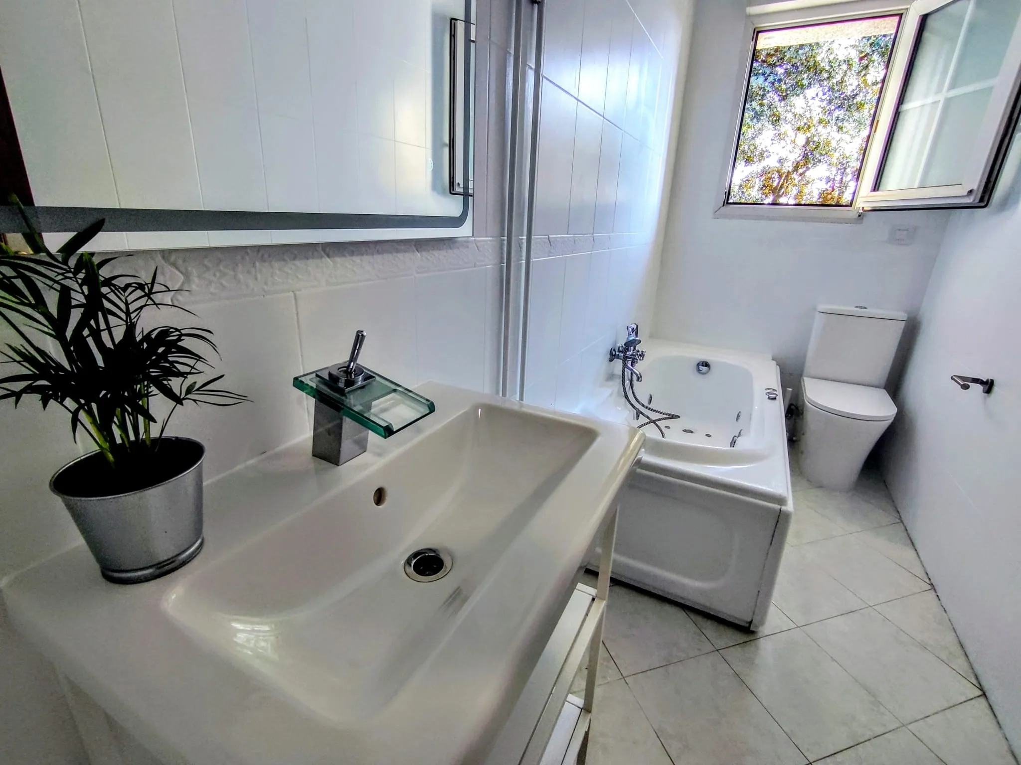 Baño con bañera de hidromasaje, toallas, champú, gel, secador y AC