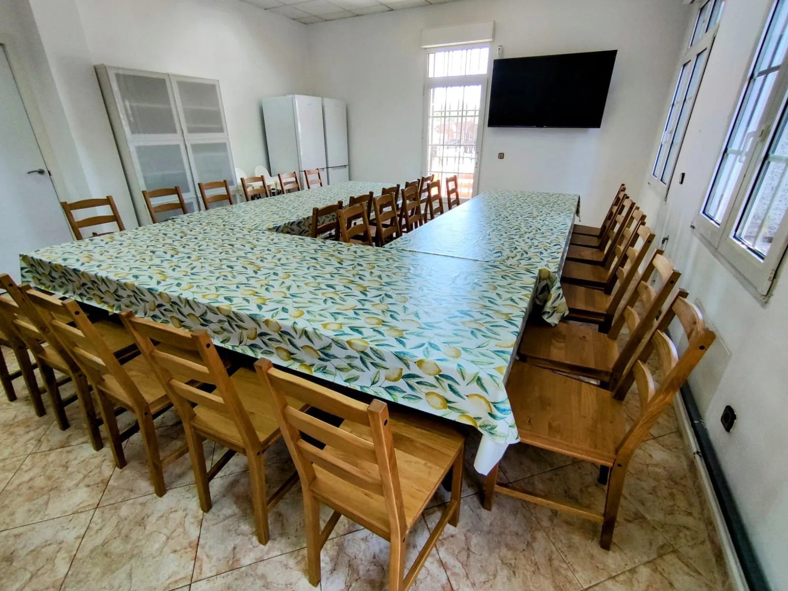 Comedor con capacidad para 30 personas, con TV de 65 y dos neveras. WIFI en toda la casa de fibra óptica de 1gb