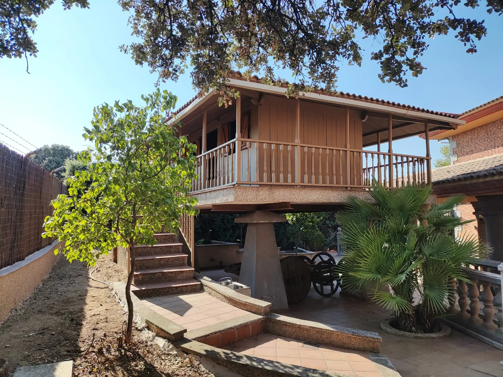 Casa del árbol con juegos para niños