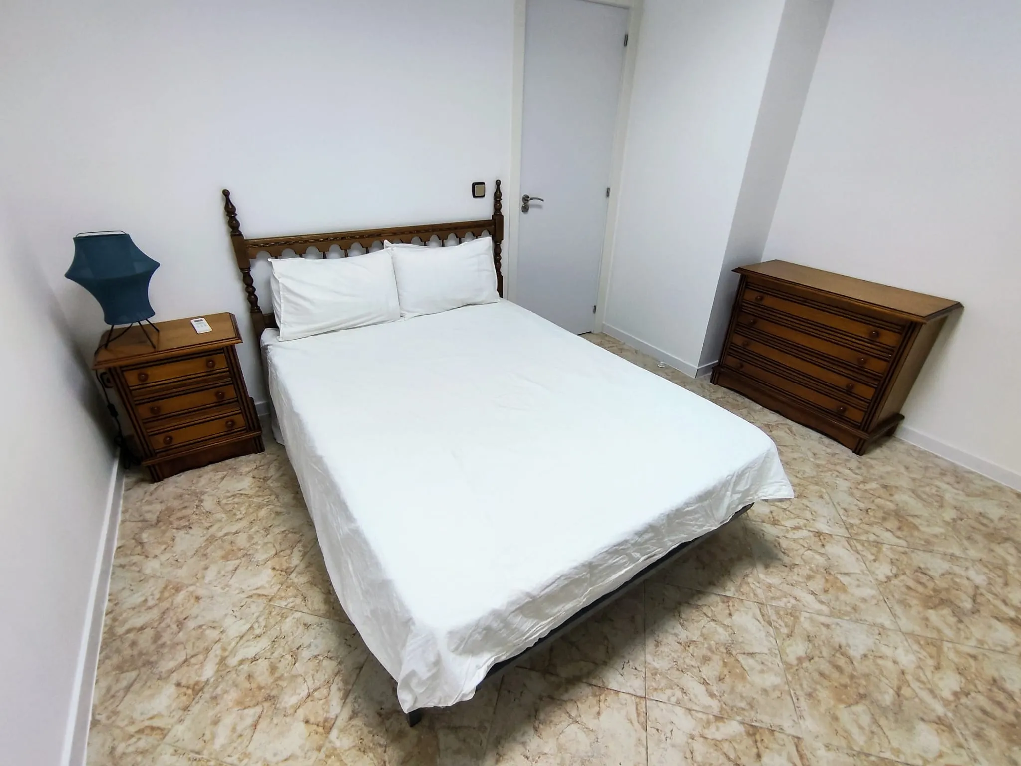 Habitación con cama doble, armario, AC. Vistas a la piscina