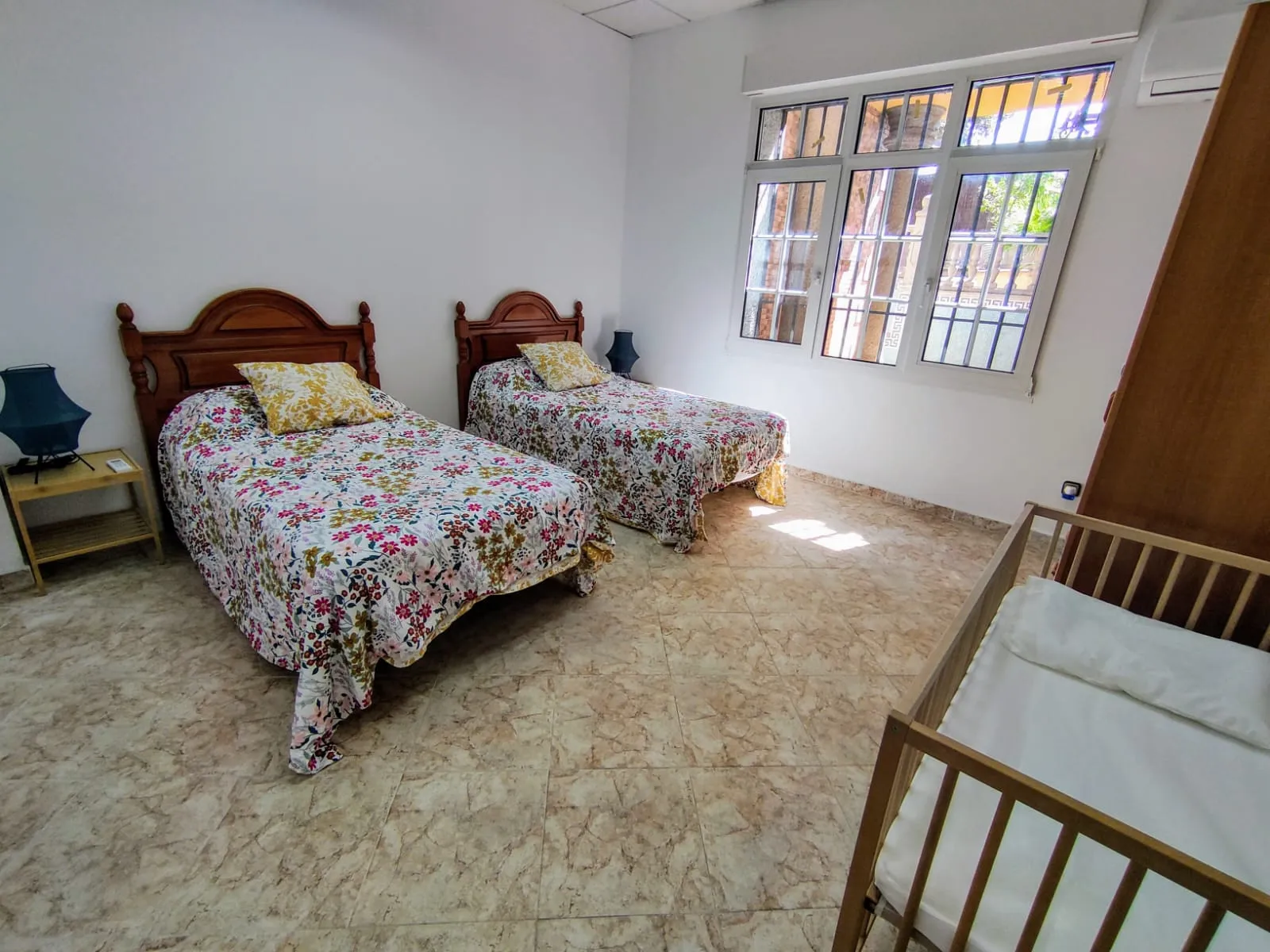 Habitación doble espaciosa con cuna y AC