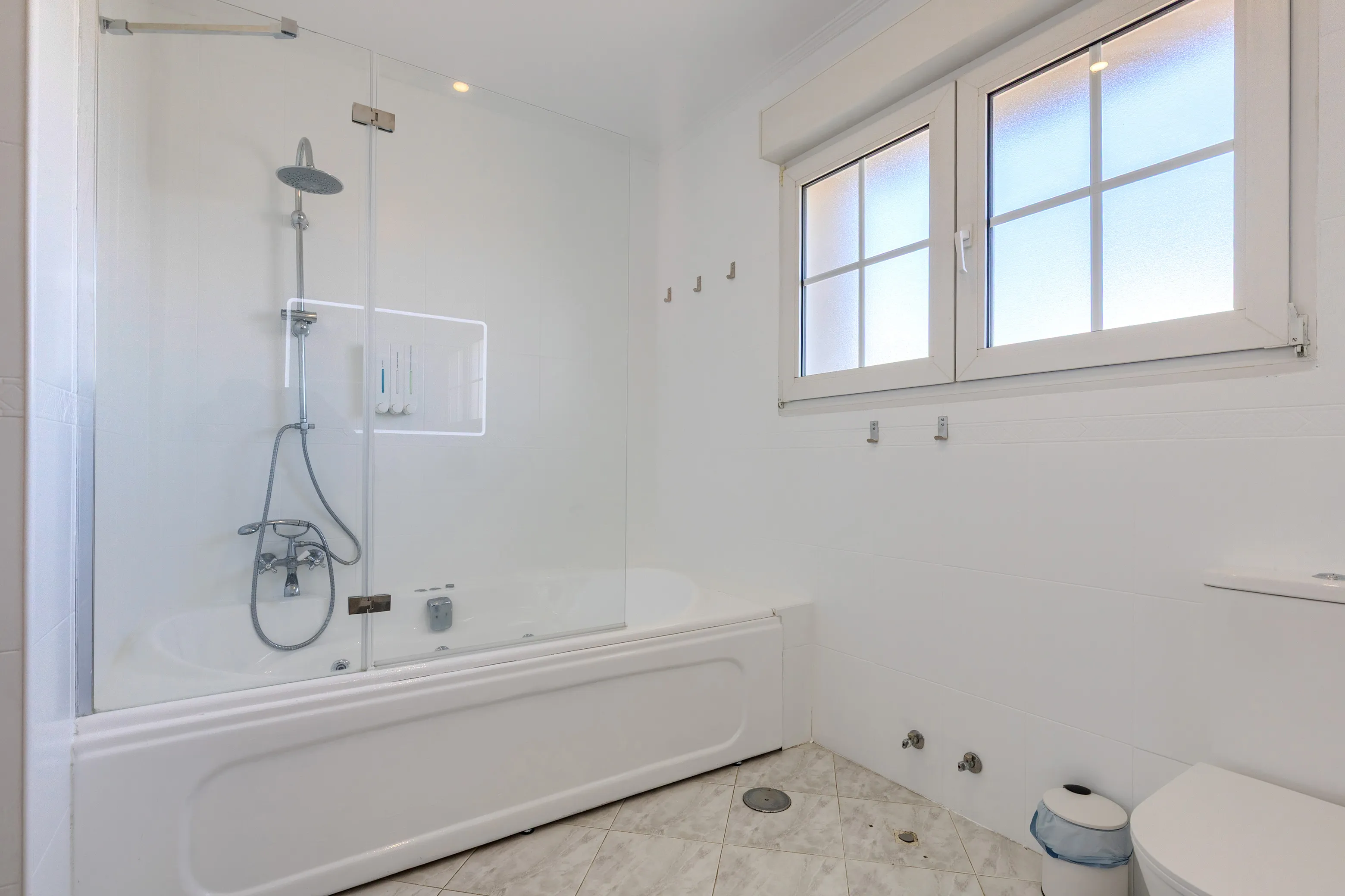 Baño espacioso con bañera de hidromasaje, toallas, champú, gel, secador y AC