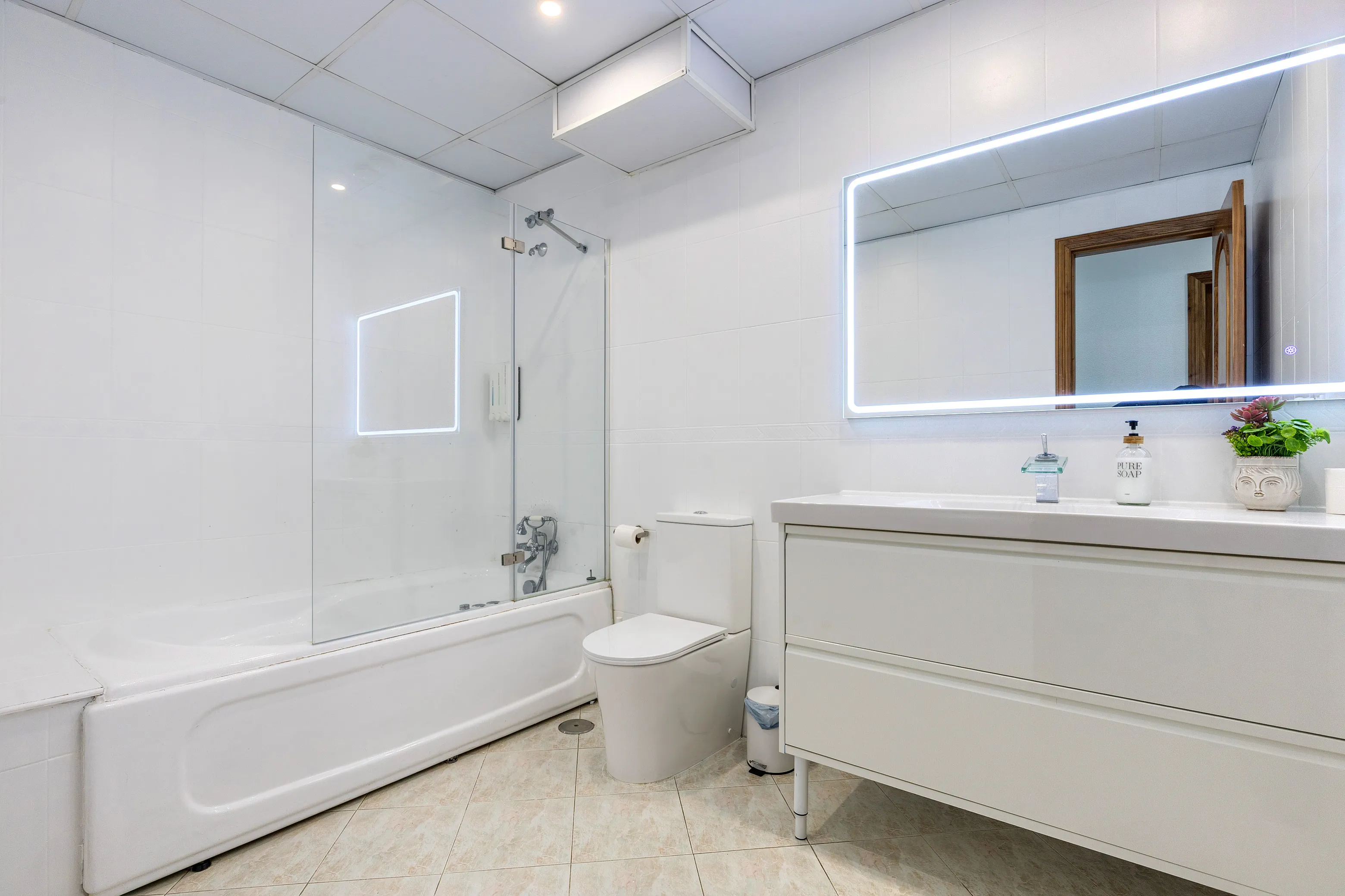 Baño con bañera de hidromasaje, toallas, champú, gel, secador y AC