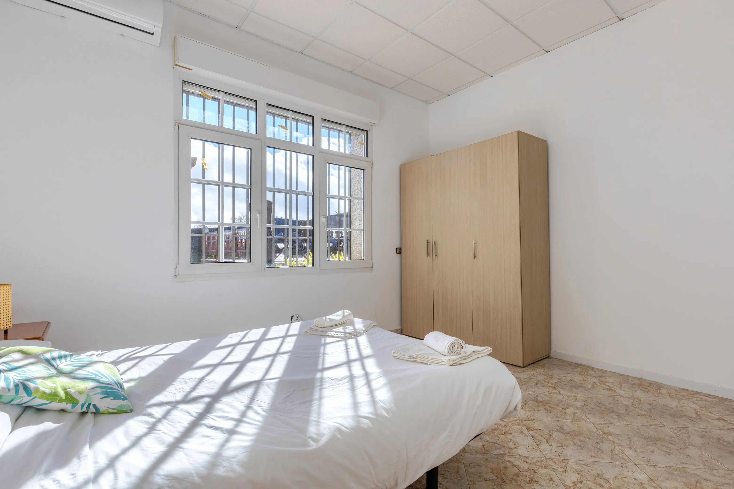 Habitación con cama doble, armario, AC. Vistas a la piscina