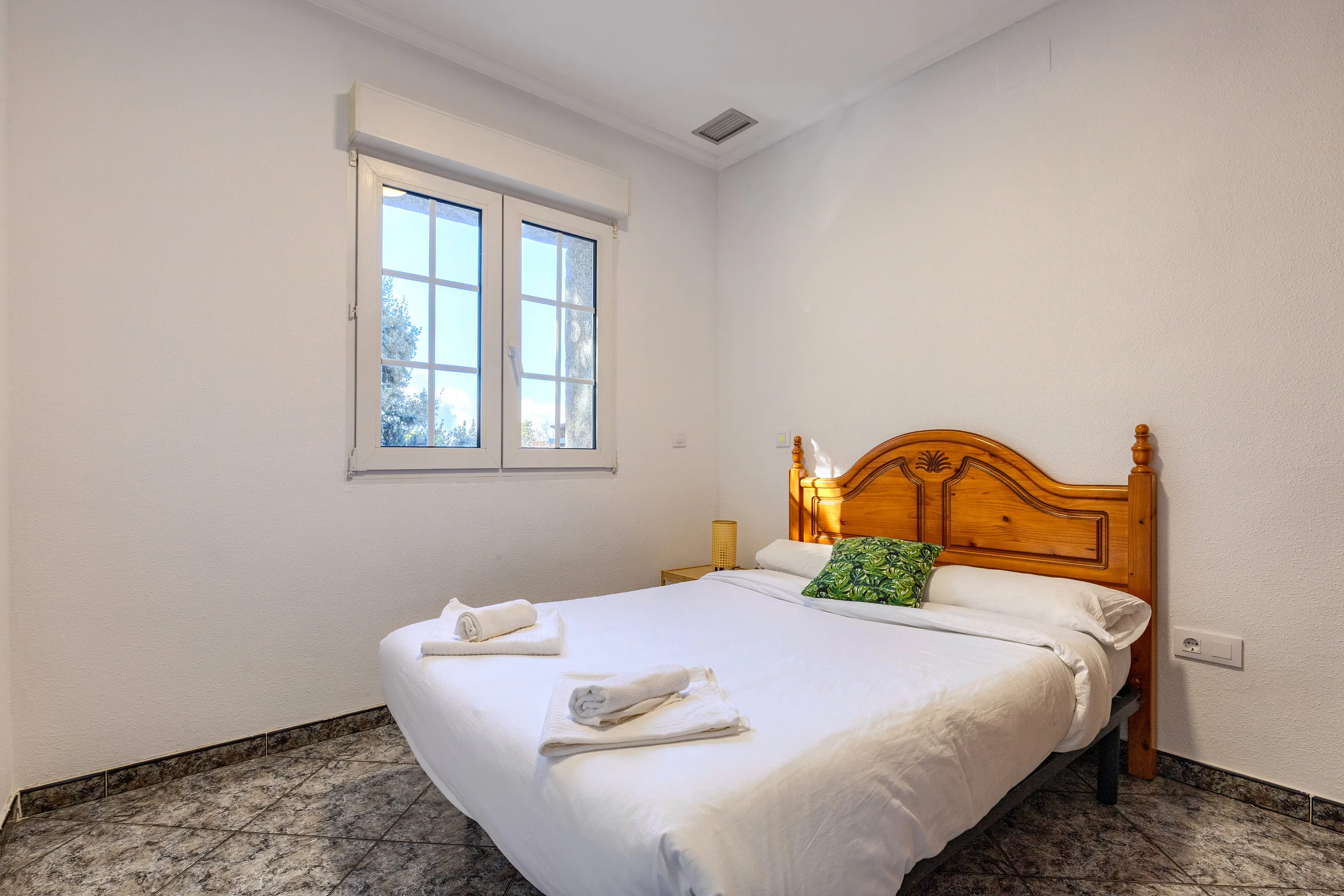 Habitación con cama doble, armario empotrado y AC. Vistas a la casa del árbol