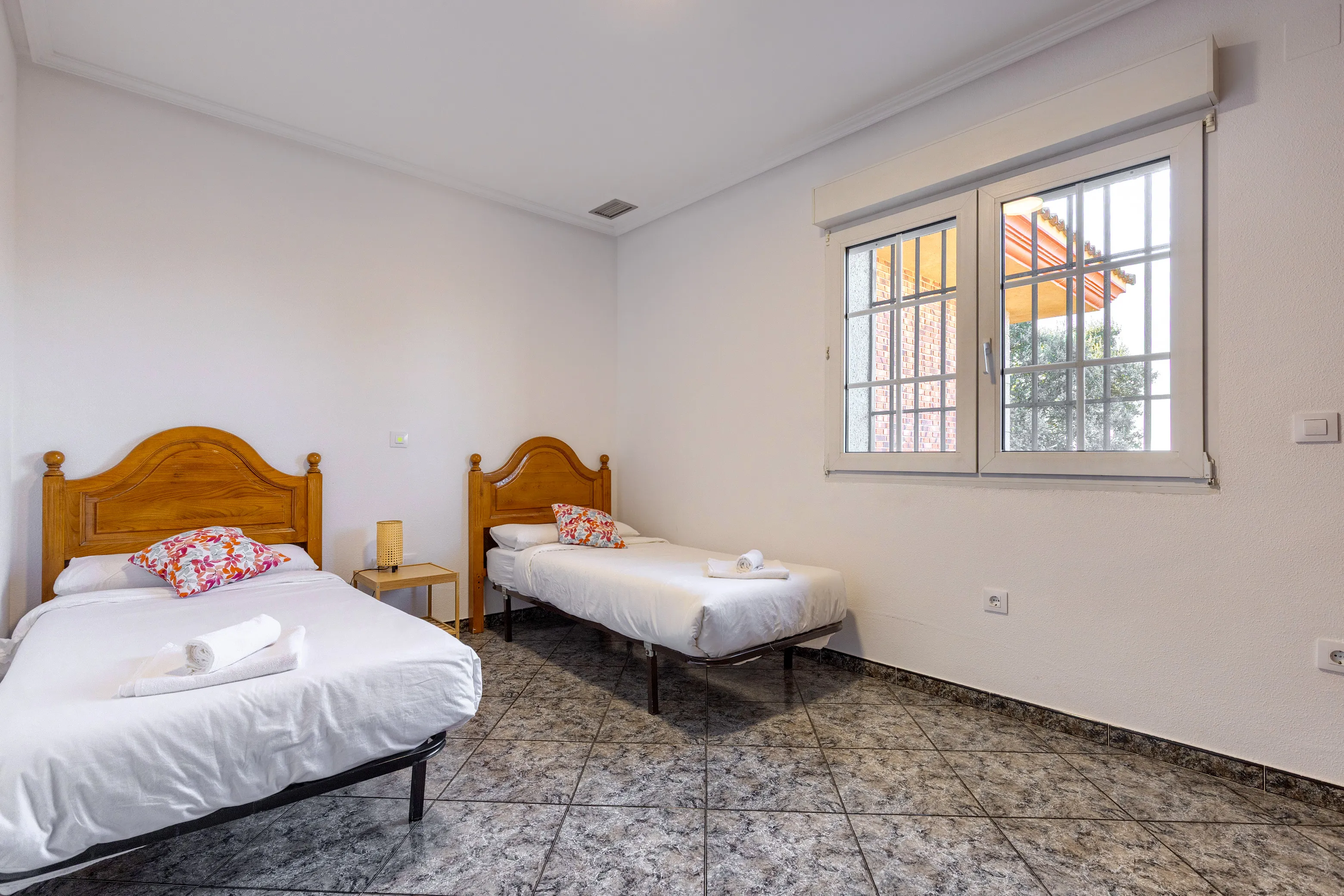 Habitación con dos camas singles, armario empotrado y AC