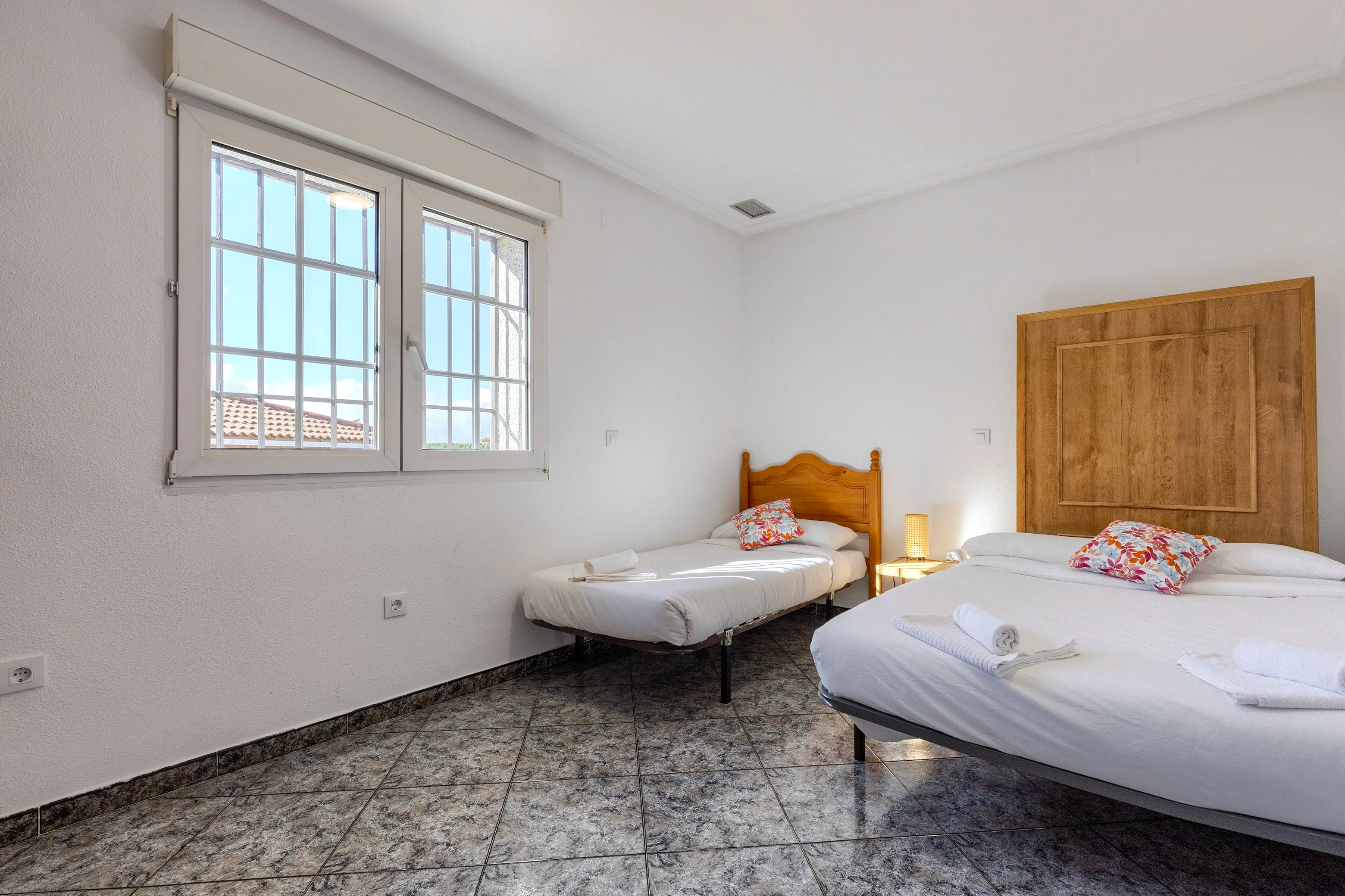 Habitación con cama doble y una cama single, armario empotrado y AC. Wifi en todas las habitaciones