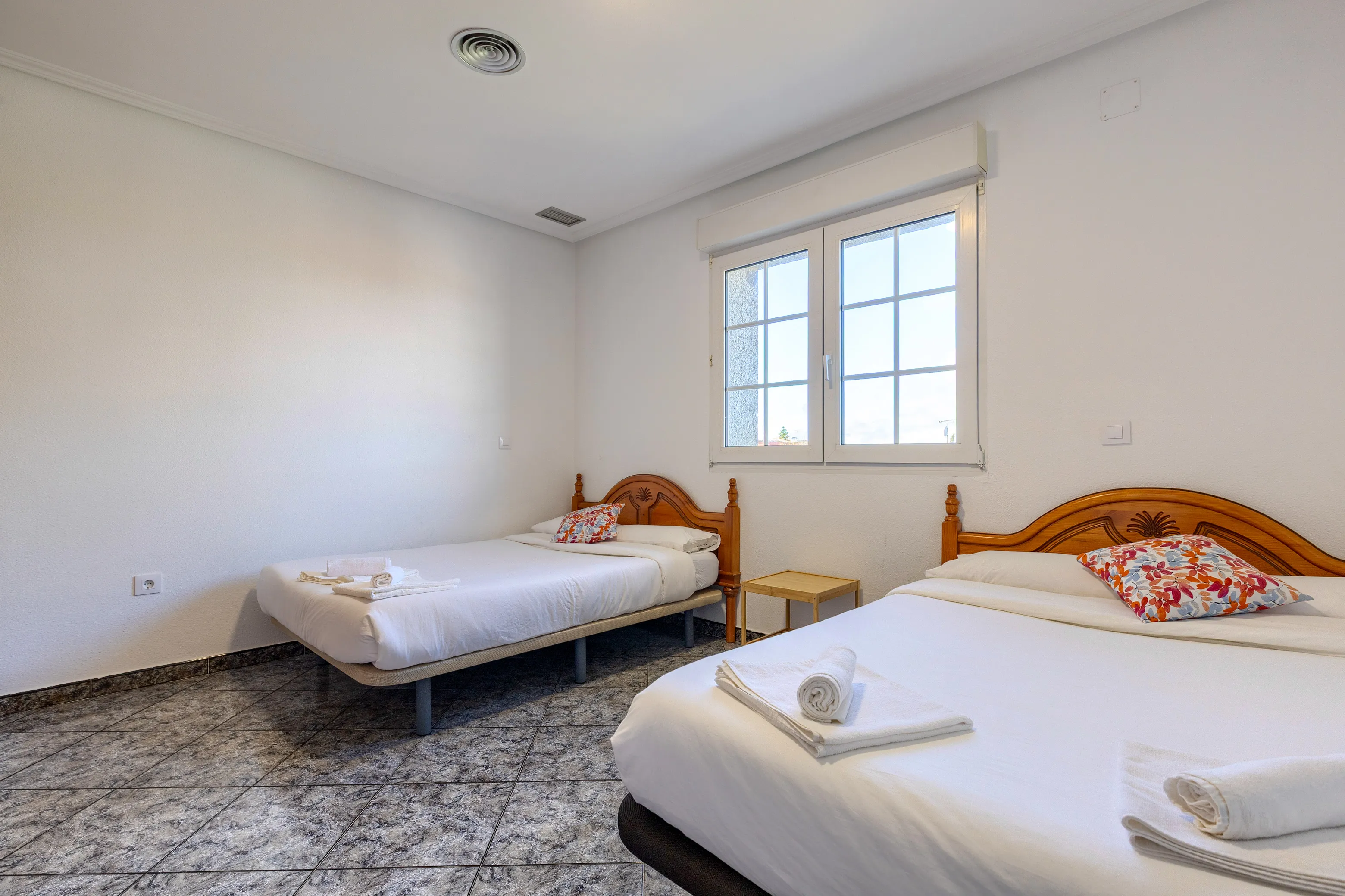 Habitación con dos camas dobles, armario empotrado y AC