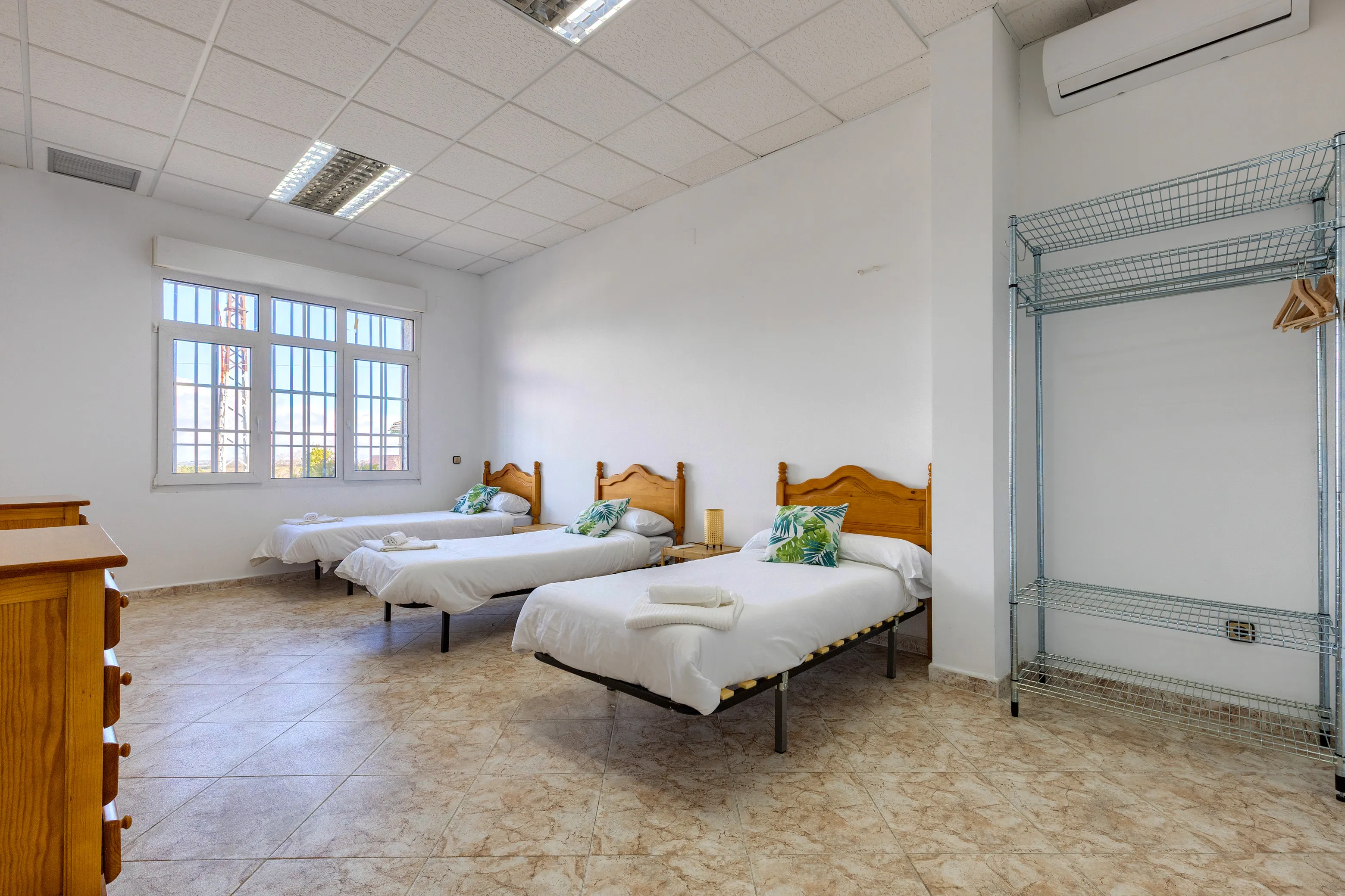 Habitación con tres camas singles y AC