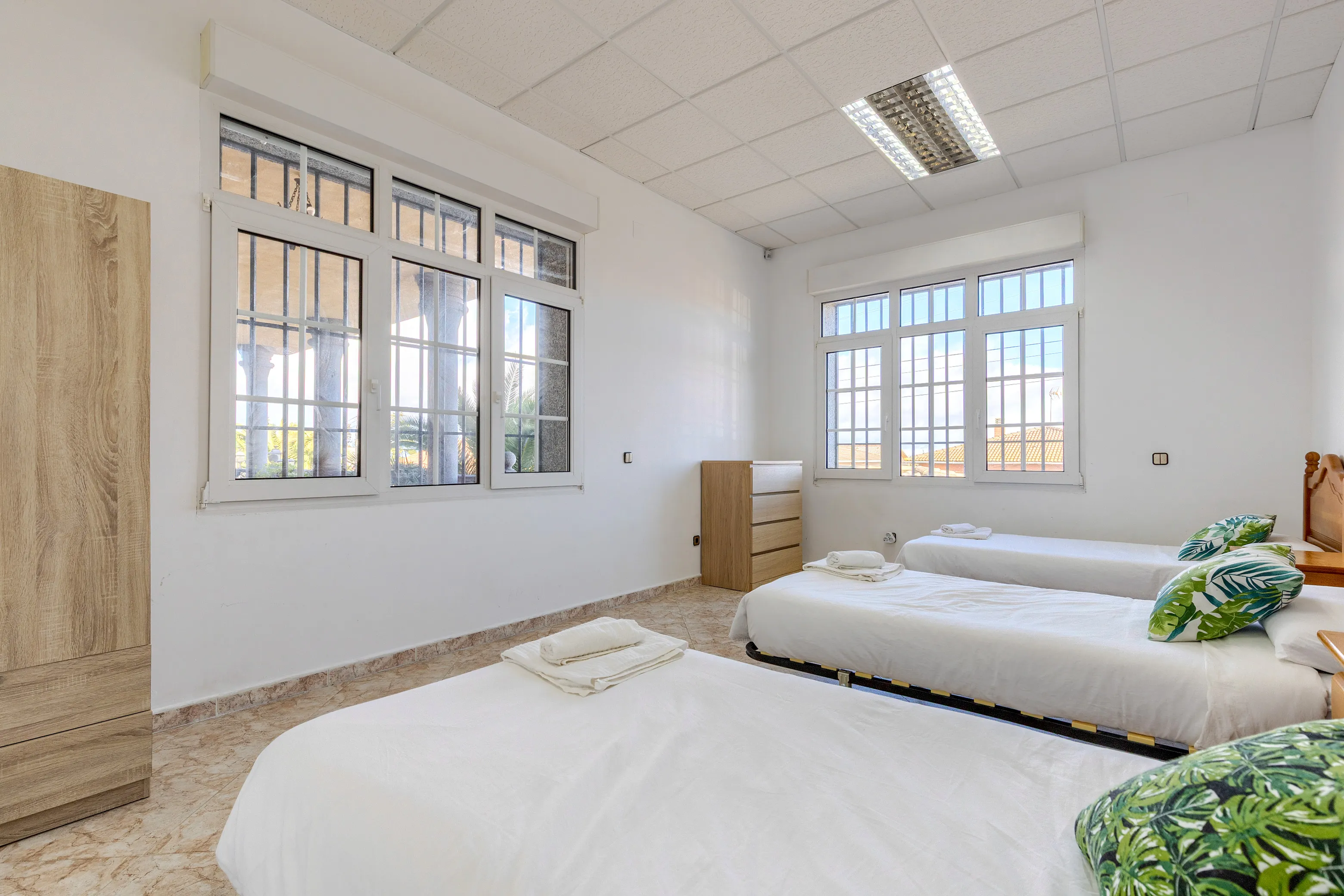 Habitación con tres camas singles, armarios, AC. Luminosa y espaciosa