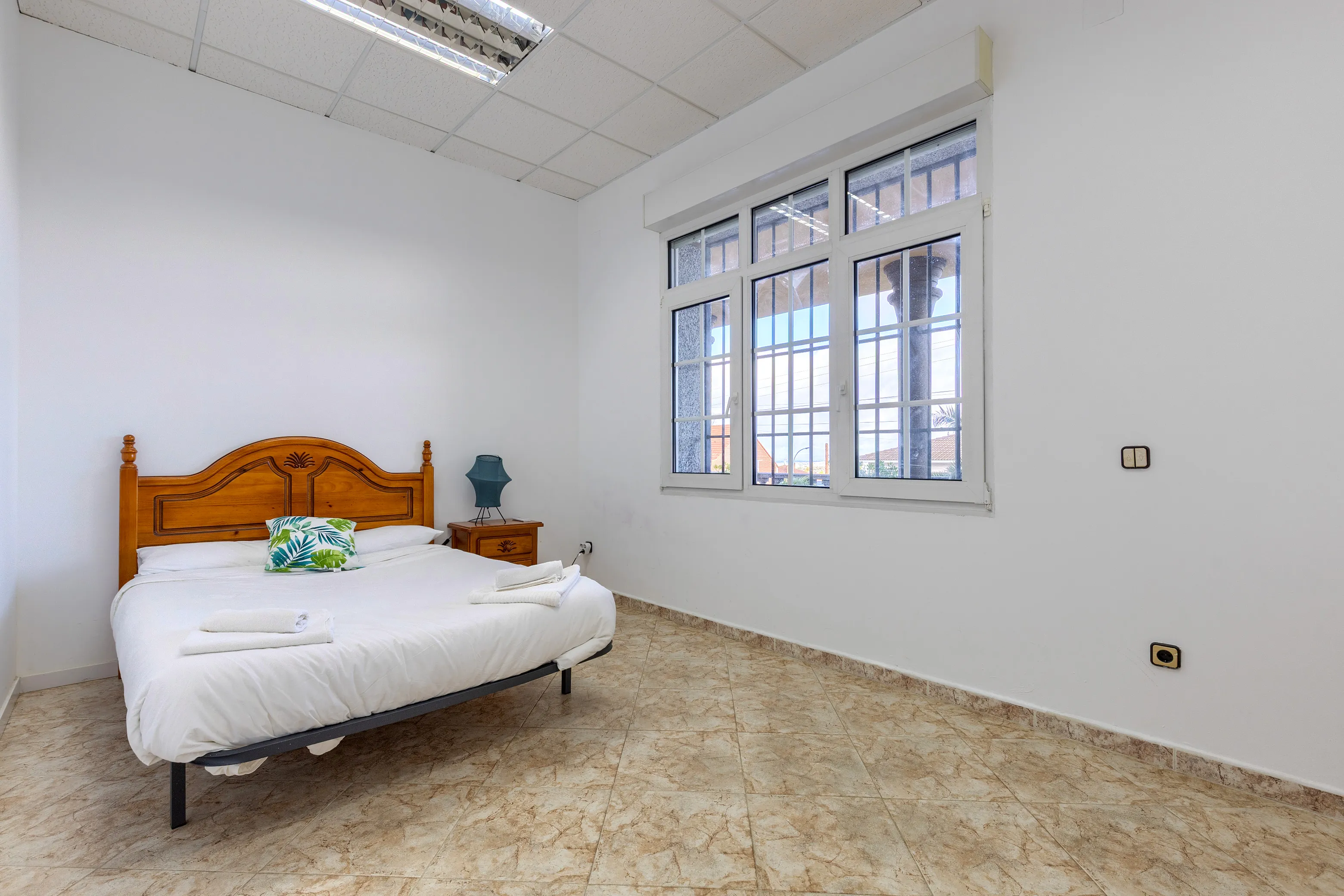Habitación con cama doble y AC